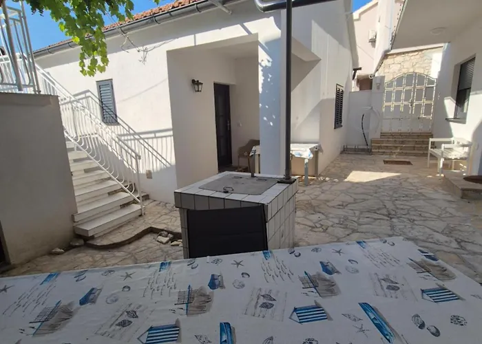 بيت للعطل Sucur *